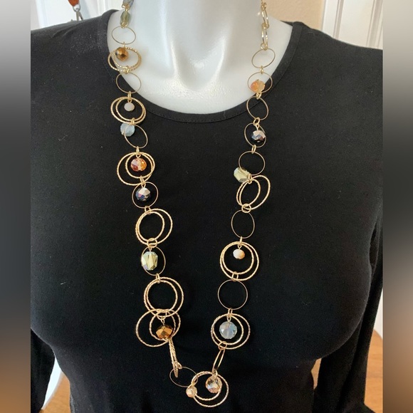 LN PRETTY & FEMININE NECKLACE. 17” LONG WHEN FASTENED. SHADES OF TAN/GOLD. - Picture 5 of 9